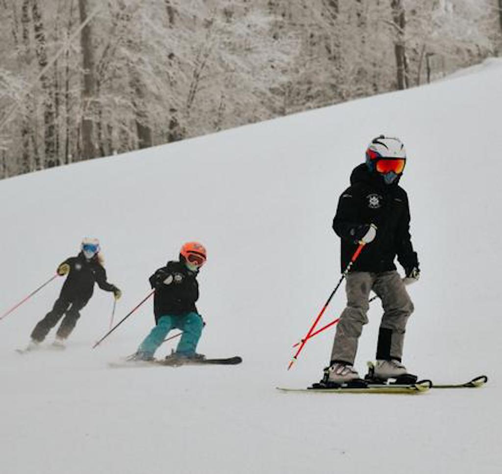 children skiing at bromley mountain 